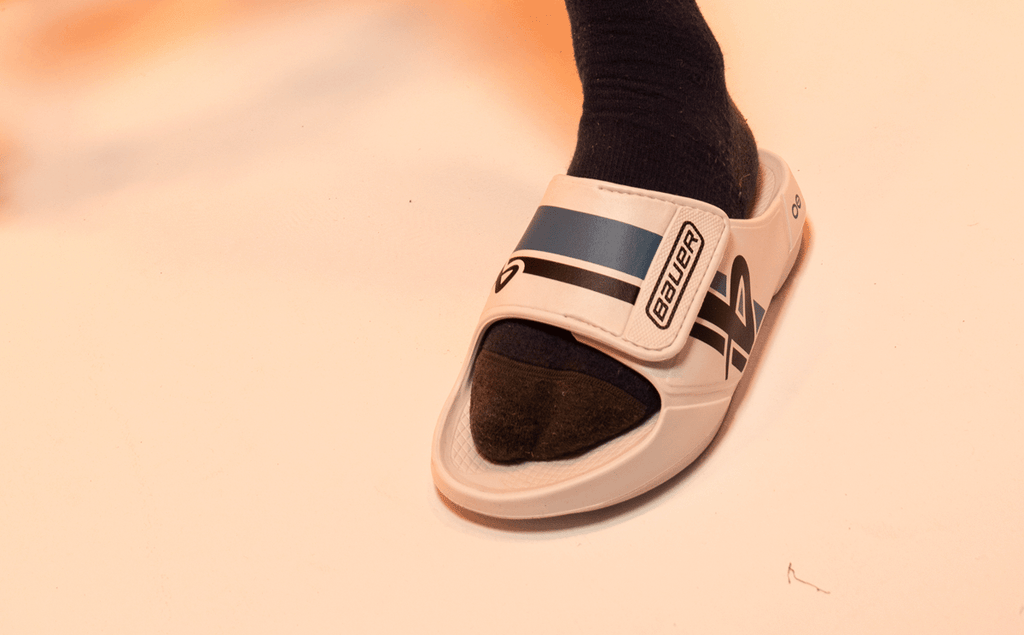 BAUER\/OOFOS Men's OOahh Sport Flex Sandal ¨C White